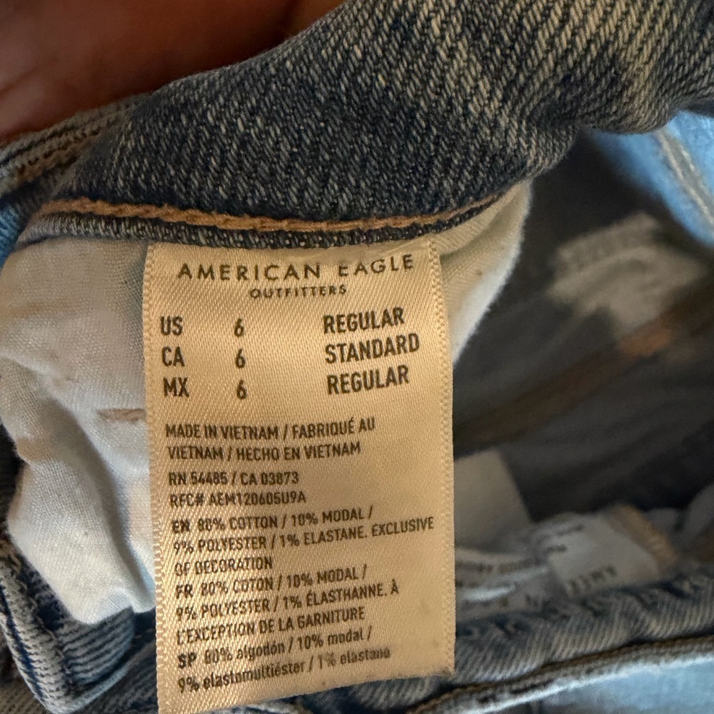 American Eagle Outfitters Light Blue Distressed Mom Jeans - Picture 3 of 4